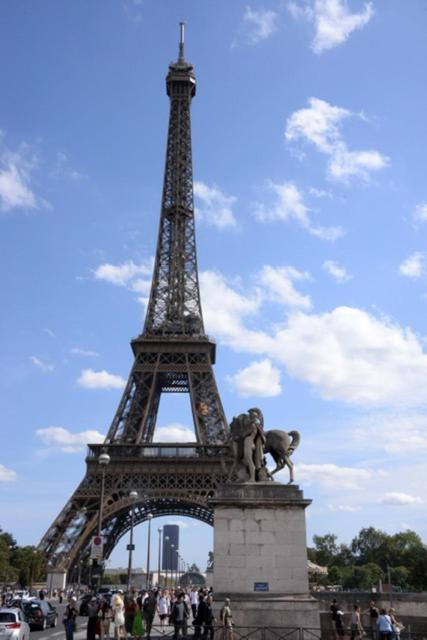 Apartamento Eiffel Edge Escape 30 M From Eiffel Tower París Exterior foto
